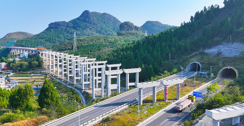 桂新高速鋪就發(fā)展快車(chē)道