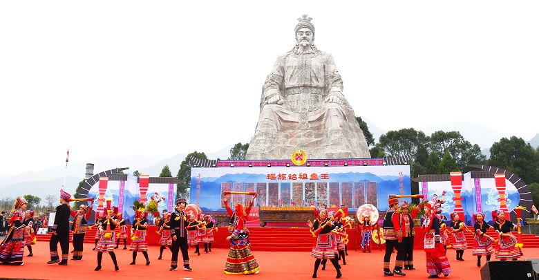 瑤族同胞歡慶盤王節(jié)