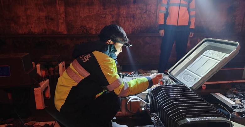 挑燈夜戰(zhàn)保春運(yùn)